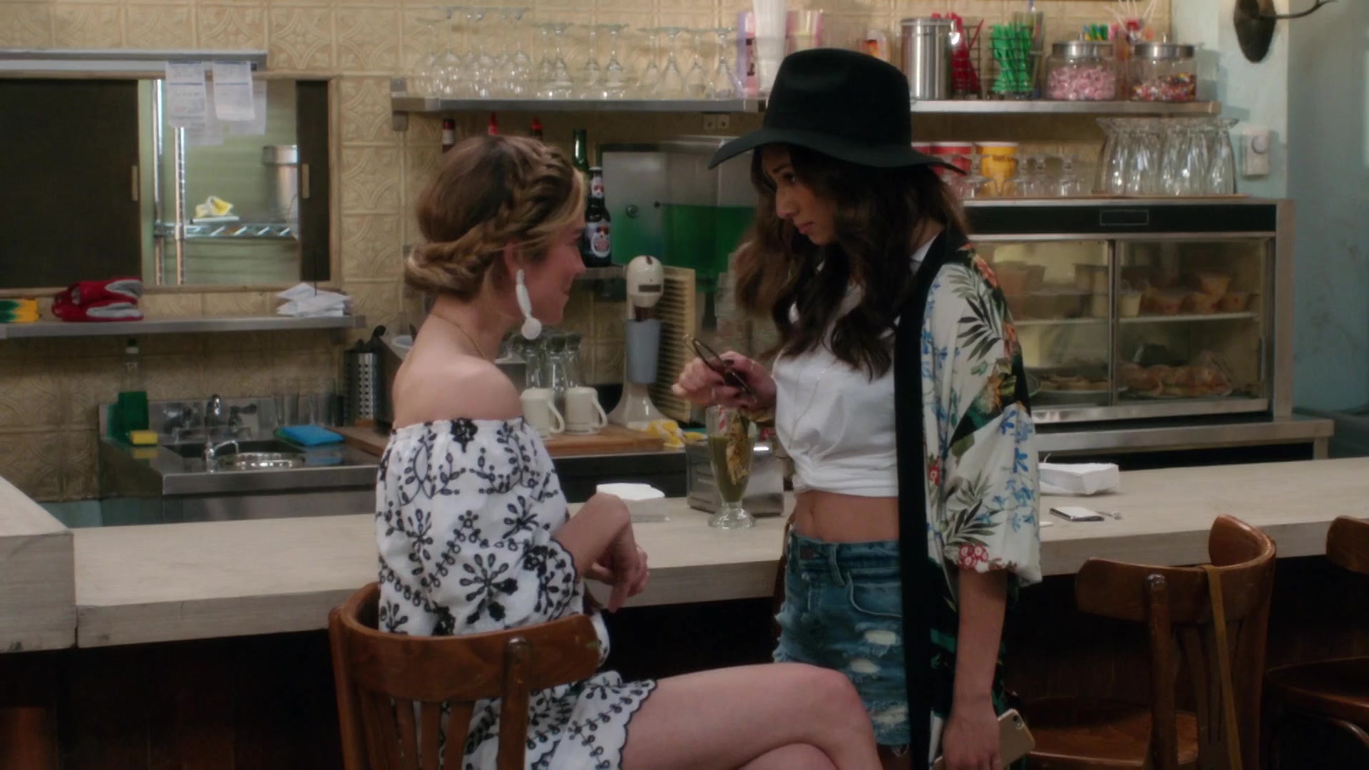 SchittsCreek4x10_0056.jpg